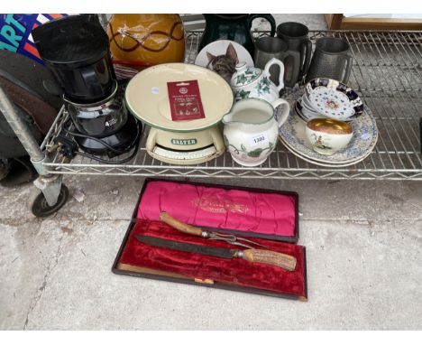 AN ASSOIRTMENT OF ITEMS TO INCLUDE PEWTER TANKARDS, CERAMIC JUGS AND A VINTAGE CARVING KNIFE SET 