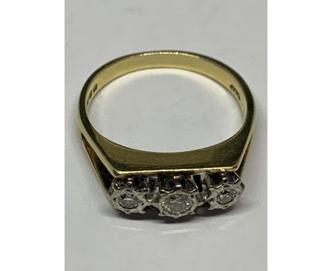 AN 18 CARAT GOLD RING WITH THREE IN LINE DIAMONDS IN A PRESENTATION BOX 