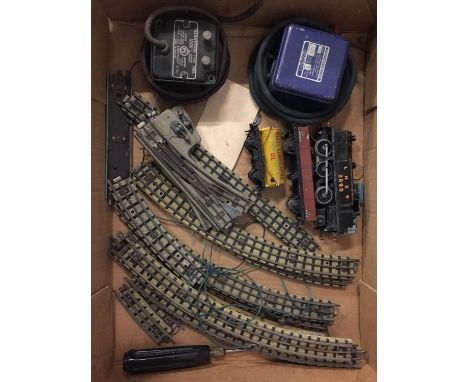 A BOX OF HORNBY MODEL RAILWAY PARTS TO INCLUDE 00 GUAGE TRACK, LNER 2690 LOCOMOTIVE, SHELL OILS CART, ONE FURTHER CART AND TW