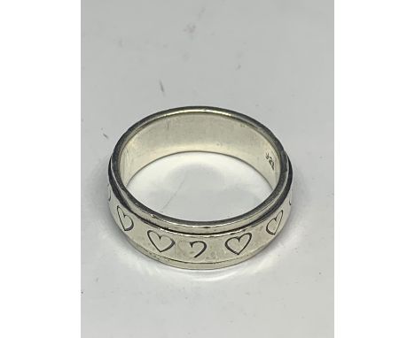A HEAVY MARKED 925 SILVER RING SIZE Z+1 WITH ENGRAVED HEART DECORATION 