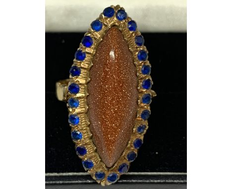 AN ANTIQUE GOLD STONE AND SYNTHETIC SAPPHIRE RING SIZE N 