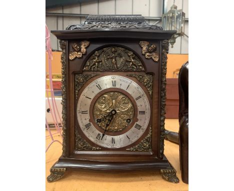 AN ORNATE VICTORIAN MANTLE CLOCK 
