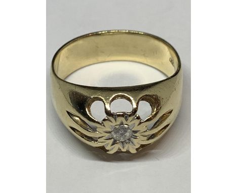 A HEAVY 9 CARAT GOLD RING MARKED 375 WITH A CENTRE DIAMOND GROSS WEIGHT 7.8 GRAMS SIZE Y WITH A PRESENTATION BOX 