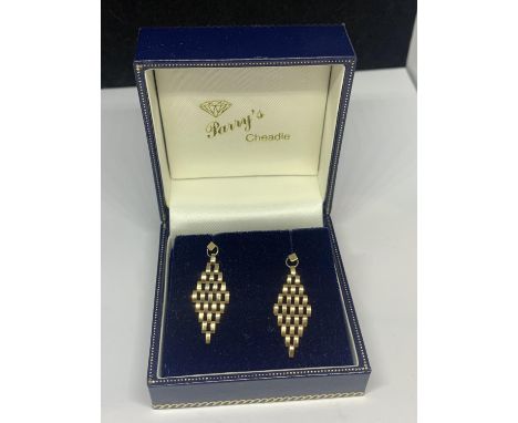 A PAIR OF 9 CARAT GATE BRACELET LINK STYLE EARRINGS GROSS WEIGHT 1.4 GRAMS WITH A PRESENTATION BOX 