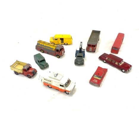 Large selection of vintage die cast cars includes Matchbox, Corgi etc 