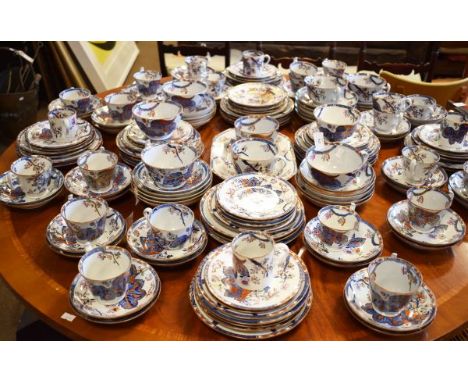 Extensive early 19th Century Copeland late Spode semi-china dinner service decorated in Tobacco Leaf pattern, to include; tea