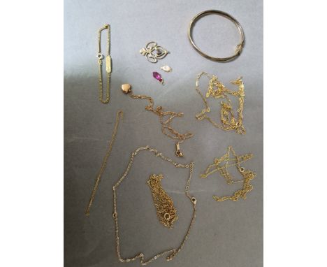 Quantity of yellow metal jewellery to include bangle, chains, pendant, etc. Gross wt. 28g.