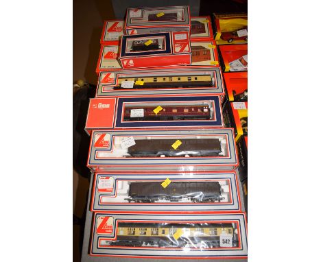 Lima carriages, to include Palethorpes, Royal Cambridge 30 5352 W; dining car 30 5323 W; Clay Cross wagon 30 5615 W; and two 