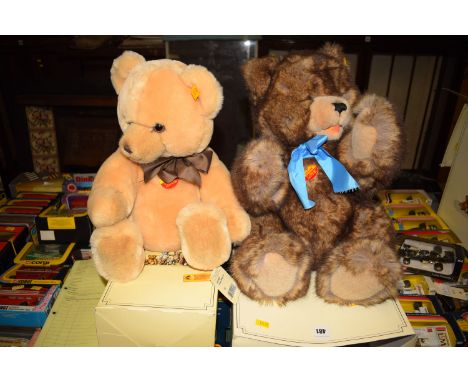 Two Steiff teddy bears: "Knuffi" and "Petsy", gold coloured stud with yellow label, boxed.