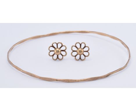 A group of 9ct gold jewellery to include a fine bangle of faceted form (hallmarked London 1975, circumference 19cm), a pair o