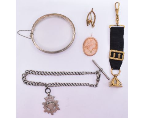 A group of 19th Century and later jewellery to include a carved conch shell and 9ct gold brooch pendant (marked 9k to the mou