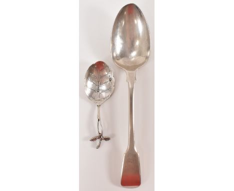 A George III Robert Rutland silver hallmarked serving spoon in the fiddle pattern (hallmarked London 1817, measures 22cm), to