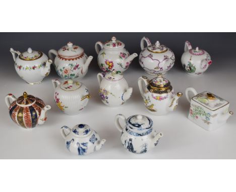 Victoria and Albert Museum / Franklin Mint collector's teapots including Worcester, Chelsea, Derby, Kangxi, Venice, Meissen e
