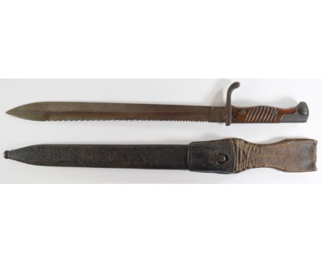 German WW1 98/05 pattern sawback bayonet with slatted wooden grips, flashguard, Waffenbrink makers Oberndorf to ricasso, a 36