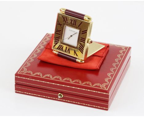 Must de Cartier brass table clock in red, with quartz movement, numbered 890907953, 6.3 cm, with sleeve and case