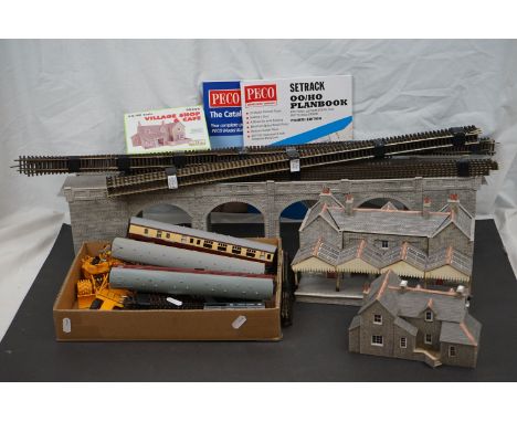 Quantity of OO gauge model railways accessories to include 11 x items of rolling stock featuring Bachmann, Triang, Hornby and