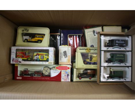 30 x Boxed diecast models to include 2 x Matchbox Models of Yesteryear featuring Y-13 1918 Crossley and Y-25 1910 Renault Typ