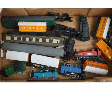 Group of OO gauge model railway to include Hornby Thomas the Tank Engine with carriages, Hornby Dublo locomotive, rolling sto