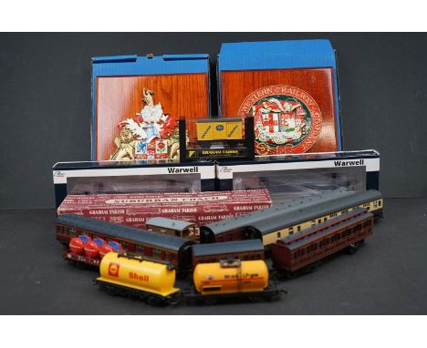 13 OO gauge items of rolling stock to include 2 x boxed Hattons Warwell H4-WW-012, Graham Farish Surburban Coach LMS First/Th