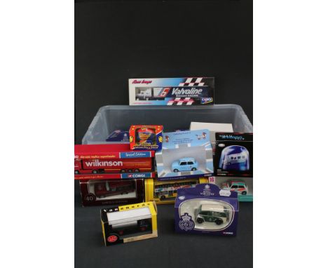 19 x Boxed Corgi diecast models to include 522/2 Range Rover, Vanguards Bedford 'S' Type Tanker, CC06302 Daimler DC28 Ambulan