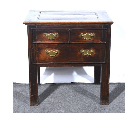 George III oak commode, rectangular hunged top, dummy drawer front, brass side handles, width 47cm, depth 38cm, height 48cm.