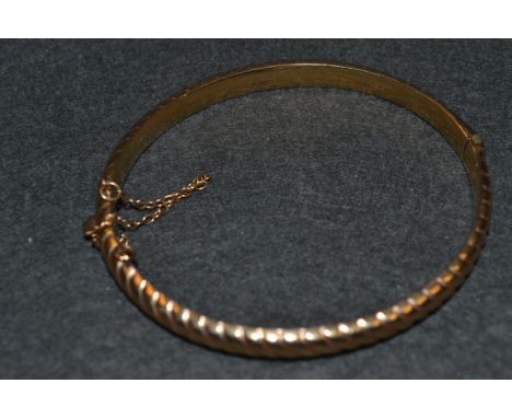 A 9ct gold bangle, 8g