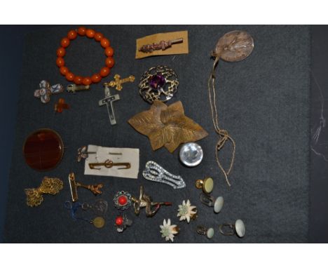 Jewellery - a Micro-mosaic cross pendant, a banded agate oval brooch; an amber coloured bead bracelet;  a tie pin etc qty