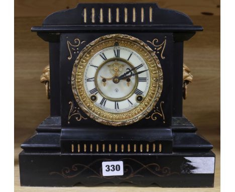 A Victorian marble mantel clock H.28cm, W.30cm