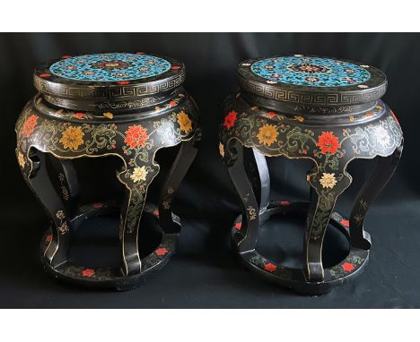 Paar asiatische Cloisonné Tischchen, Holz, schwarz lackiert, Emaille, Malerei, Alters- und Gebrauchsspuren, H. 56 cm, D. 38 c