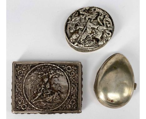 Drei Silberdöschen: Zigarettendose mit reliefiertem Deckel, galantes Paar umgeben von floralen Mustern, innen vergoldet, gepu