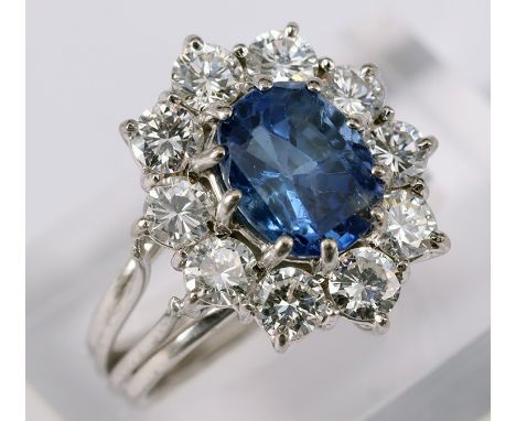 Ring, 750er WG, 6,45 g. Mit großem Saphir, ca. 9 x 7 mm, das Oval so geschliffen, dass von oben ein Rechteck zu sehen ist, Rä