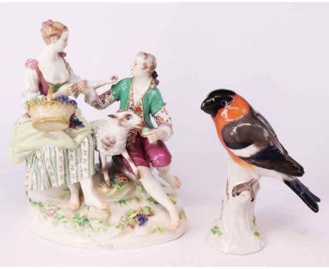 Meissen, Schäferpaar und Dompfaff: Figurengruppe galantes Schäferpaar, Schwertermarke Meißen, 1. Wahl, diverse Restaurierunge