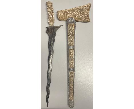 Kris / Keris / Krummdolch, Indonesien, prächtig geschnitzter Griff und Scheide, Länge: gesamt 60 cm, Klinge 39,5 cm. Kris / K