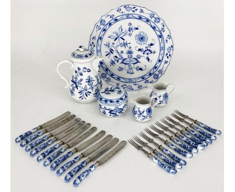 Konvolut Zwiebelmuster, Porzellan, Meissen: Deckeldose, Röschen best., erste Wahl, D. 10 cm, H. 11 cm; 2 Sahnekännchen, erste