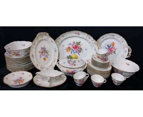 Nymphenburg, Speise- und Kaffeeservice, Blumenbukett Nr. 1012, polychrom und Gold bemalt, Goldrand, grüne Rautenschildmarke N