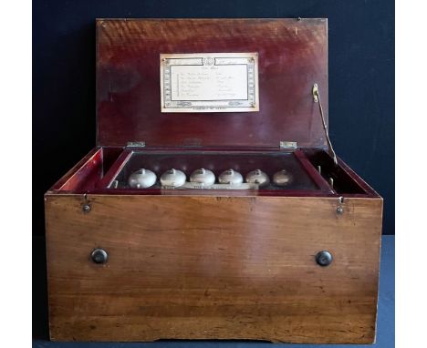 Walzenspieluhr, Walzenspiedose, Spielwerk mit mehreren Melodien, Schweiz, ungeprüft, Alters- und Gebrauchspuren, 24 x 48 x 27