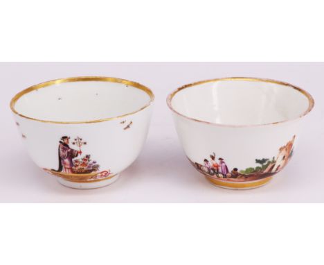 Meissen, zwei Koppchen, wohl um 1740: Hoeroldt-Chinoiserien, um die Wandung chinesische Figuren mit Golddetails, Blumen im Sp