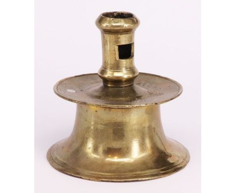 Glockenfußleuchter, gotisch, 16. Jh., Bronze/ Messing, schwerer glockenförmiger Stand mit Kragen, schaftlose, zylindrische Tü