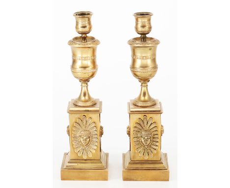 Paar klassizistische Kerzenleuchter, Messingbronze, Pokale auf kubischen Sockeln mit Masken-Verzierungen sowie wendbare Aufsä