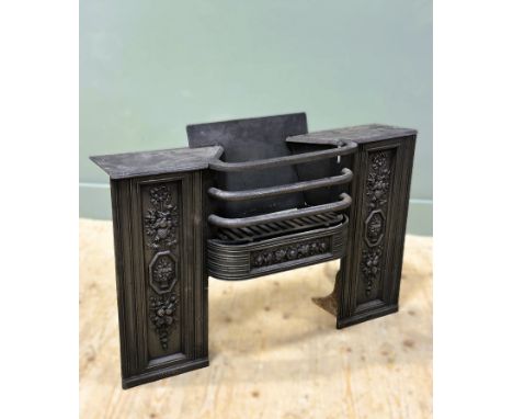 A 19thc cast iron fire insert with grate (h.60cm x l.86cm x w.24cm)