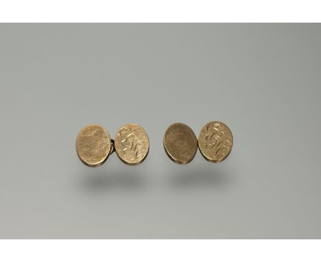 A pair of heavy 9ct gold oval leave links with engraved initials T. H. P. S with chain links: l. x 2cm 13.9g 