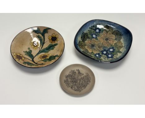 A Chelsea Pottery dipped decorative bowl with sunflowers to centre, artist initials to side (Van Der Kloot?), a Chelsea Potte