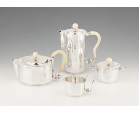 Art Déco ServiceSilber. Bestehend aus Kaffeekanne, Teekanne, Zuckerdose und Milchkännchen. Auf glattem Standring fast zylindr