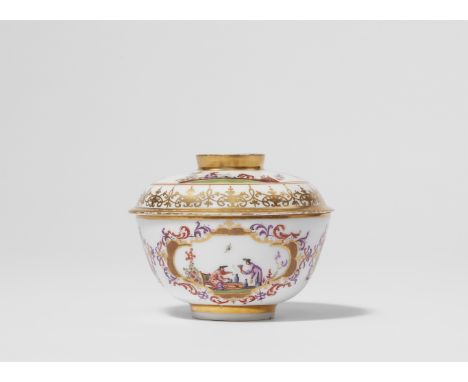 Deckelschale mit Chinoiserien in KartuschenPorzellan, farbiger Aufglasurdekor, Vergoldung. Form einer chinesischen Reisschale