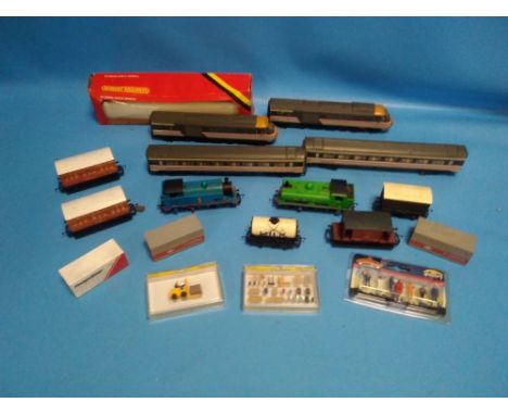 A BOX CONTAINING A QUANTITY OF 'OO' GAUGE MODEL RAILWAY ITEMS TO INCLUDE UNBOXED HORNBY TWO LOCOMOTIVE AND TWO CARRIAGES SET,