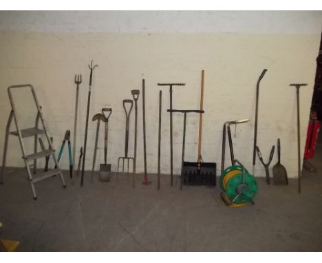 A QUANTITY OF GARDEN TOOLS TO INCLUDE AN ALUMINIUM STEP LADDER AND A HOSELOCK HOSE PIPE