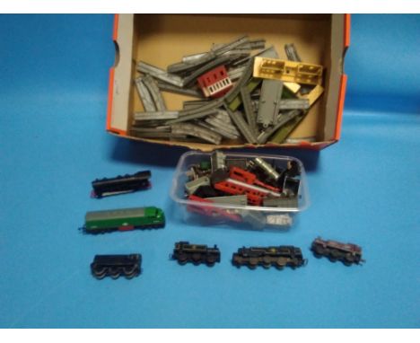 A VINTAGE N GAUGE LONE STAR METAL TRAIN SET TO INCLUDE TRACK, BUILDINGS, TRAINS, CARRIAGES, ROLLING STOCK, PEOPLE, FIGURES ET