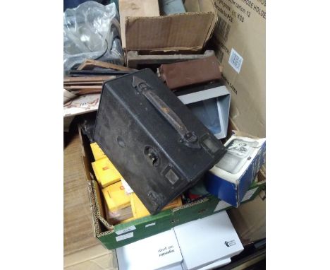 A BOX OF ASSORTED VINTAGE PHOTOGRAPHIC EQUIPMENT TO INCLUDE A BOXED CAMERA AND VARIOUS VIEWERS (5594)
