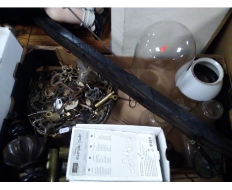 A TRAY OF ASSORTED SUNDRIES TO INCLUDE VINTAGE KEYS (TRAYS NOT INCLUDED)