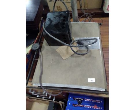 A VINTAGE PHOTOGRAPHIC ENLARGER AND A COLLECTION OF PHOTOGRAPHIC EQUIPMENT ETC (5596 AND 5634)